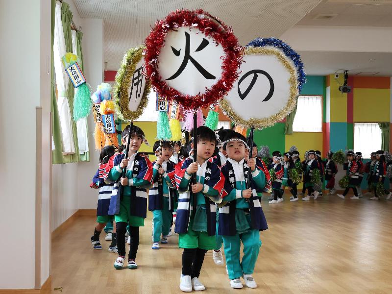 パレードを行う児童