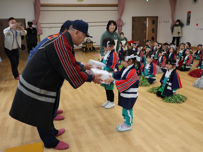 記念品を手渡す様子