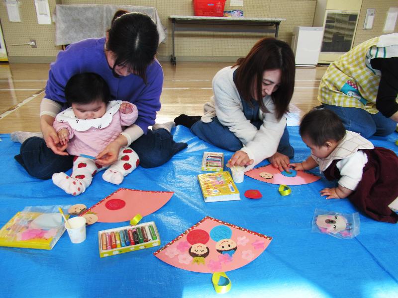 ひなかざりを作る親子