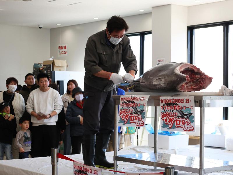 マグロの解体ショーの様子