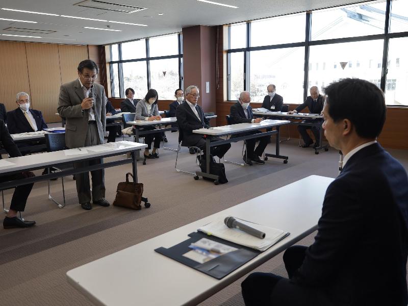 意見を述べる前川会長