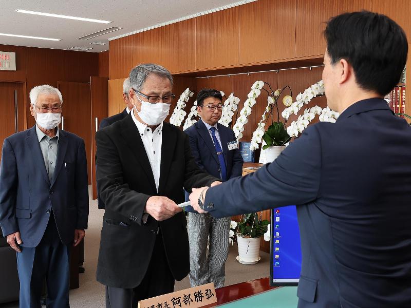 委嘱状を手渡す様子