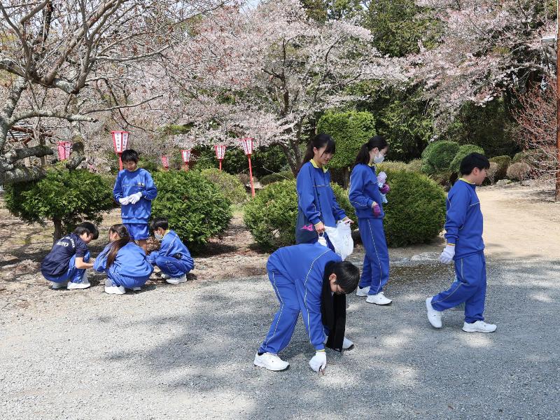 ごみ拾いを行う生徒の様子