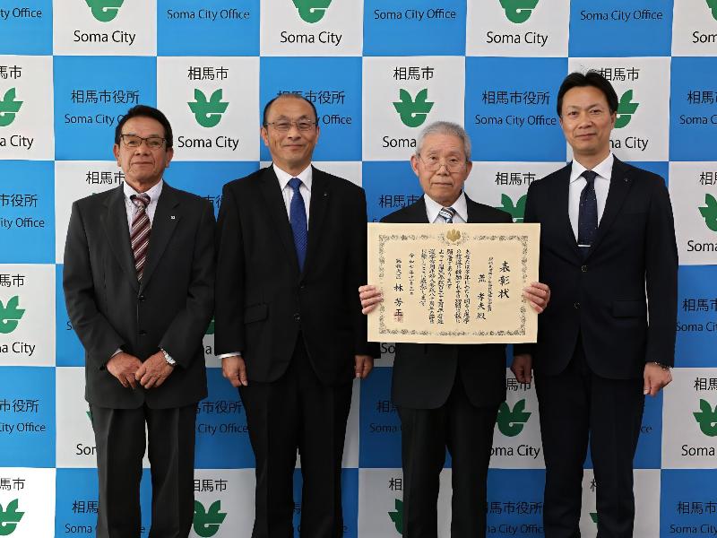受賞を報告する様子