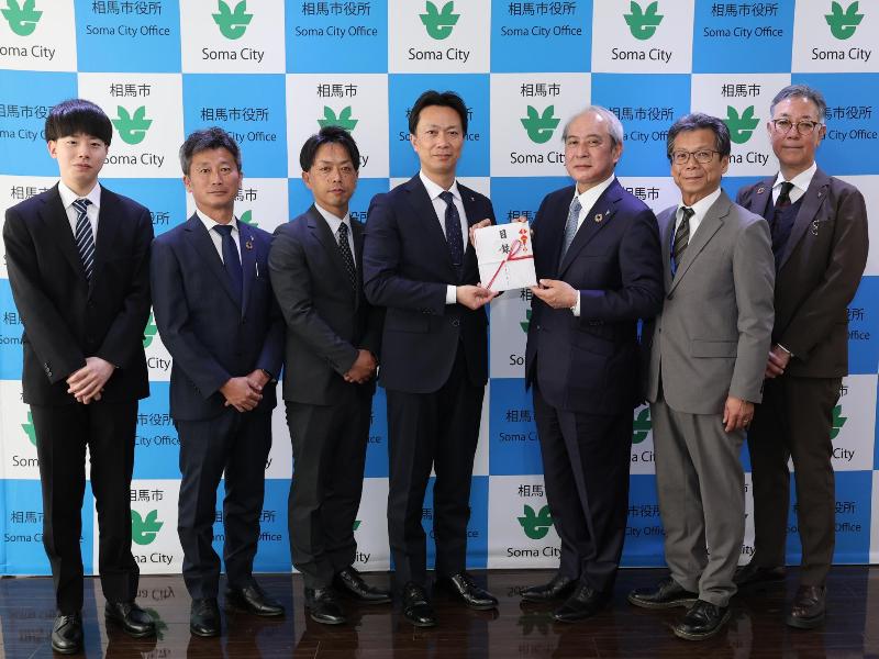 阿部市長に寄付金を手渡す様子