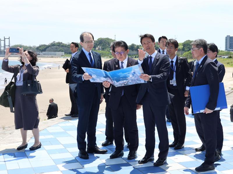 国交大臣に対し市長が説明する様子