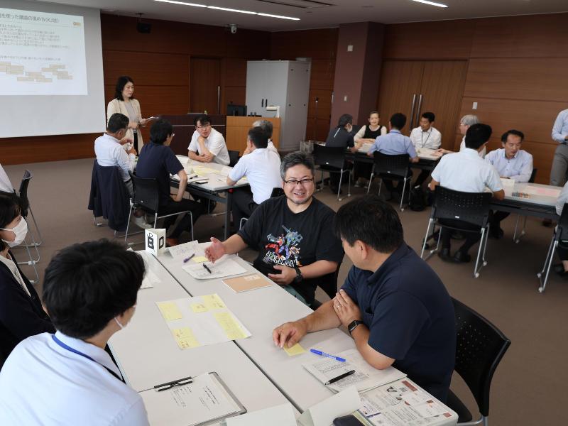ワークショップで対話する参加者ら