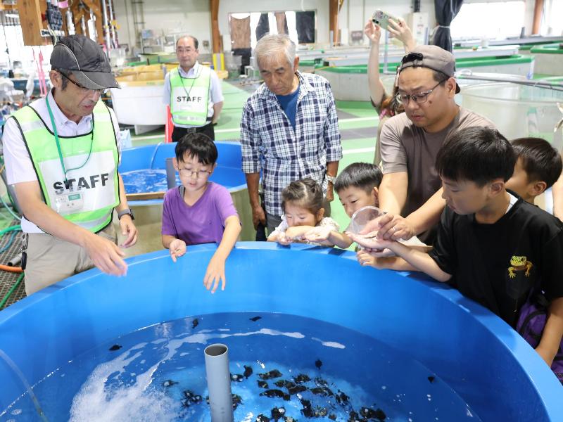 飼育施設見学ツアーの様子