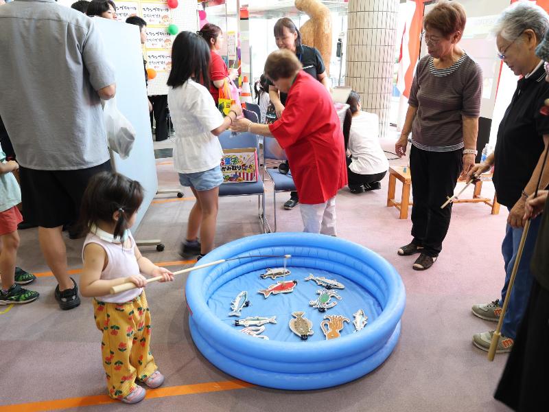 大勢の人でにぎわう様子