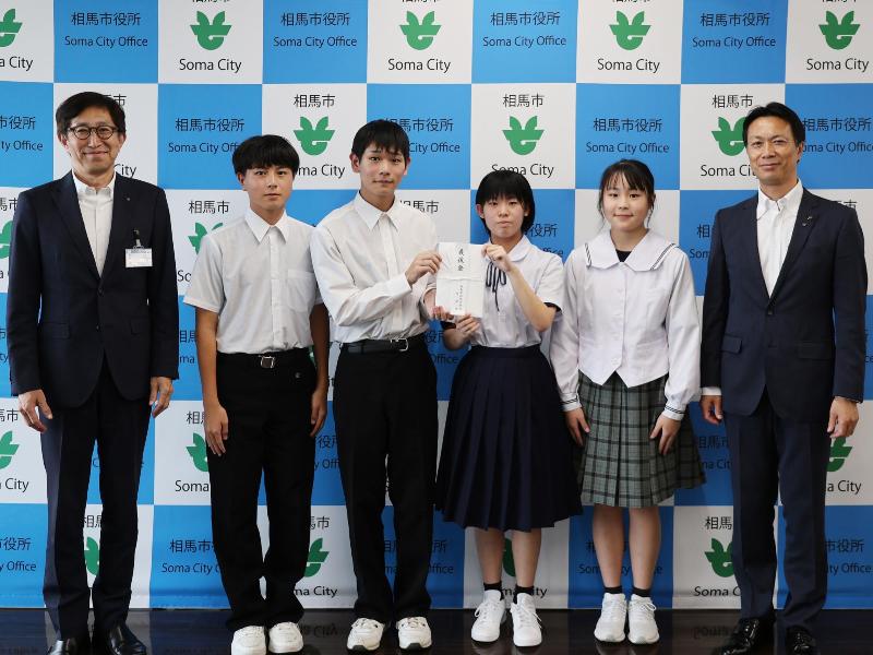 募金を受け渡す様子