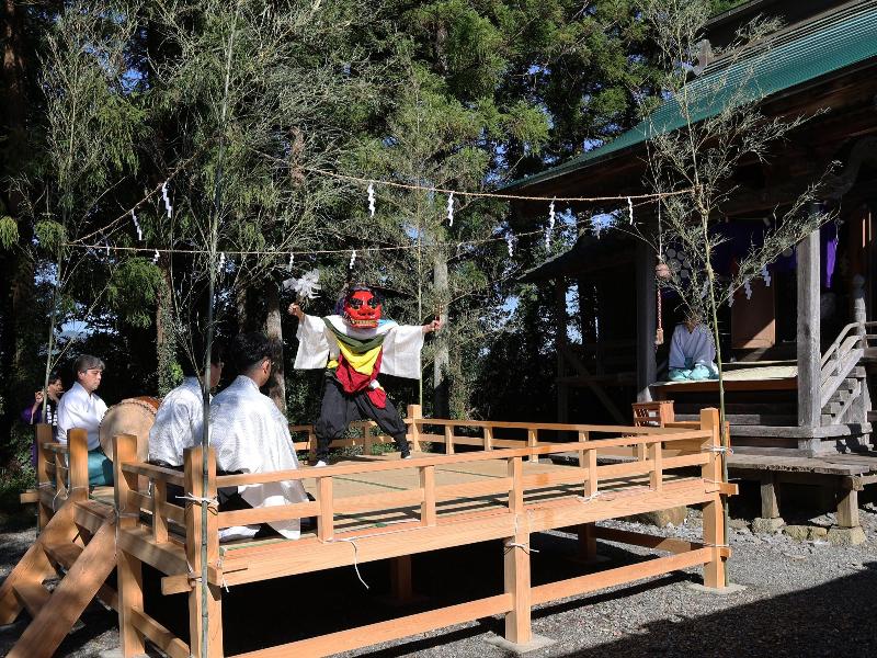 神楽を奉納する様子