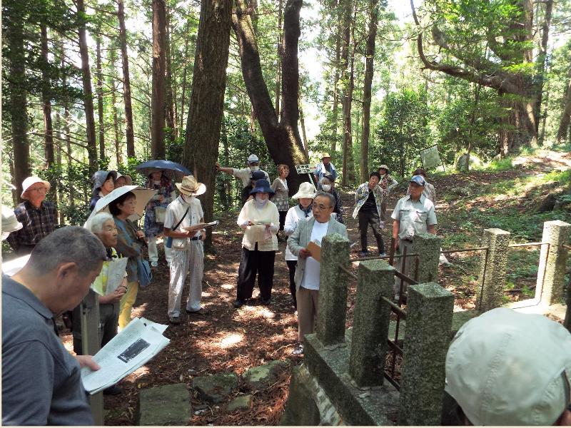 講師の話を聞く市民ら