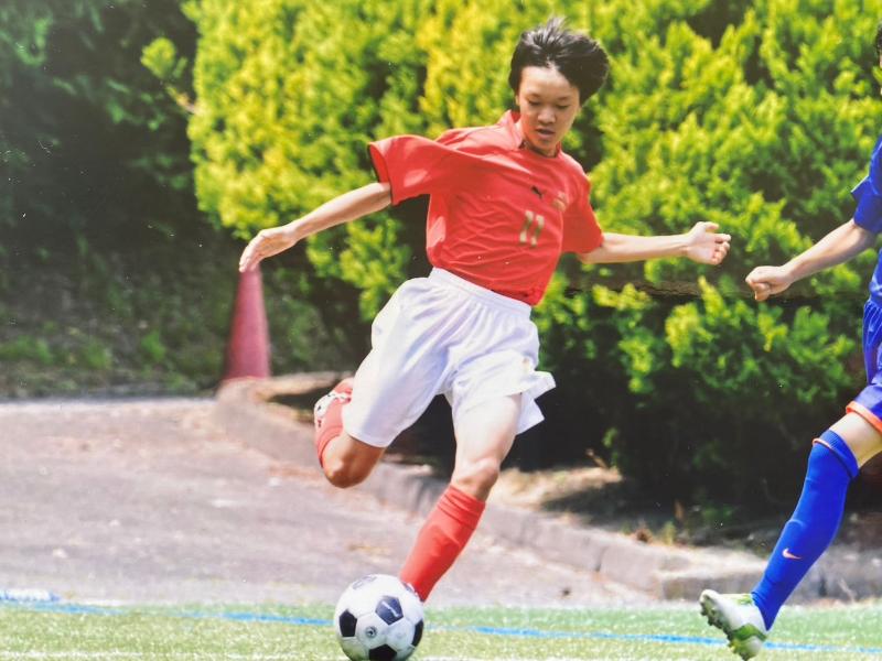 学生時代にサッカーの試合で活躍する島さん