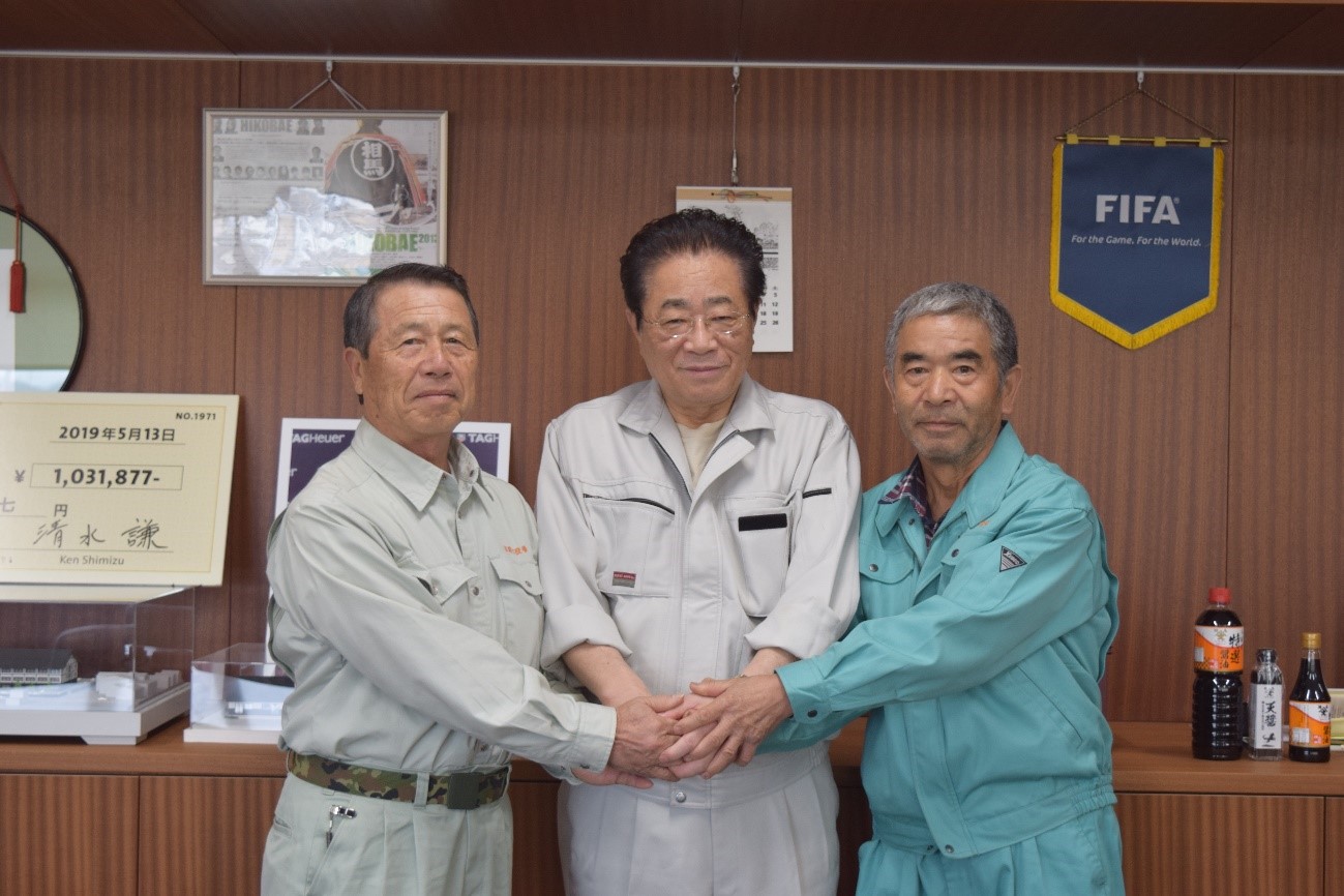 群馬県吉岡町の柴崎町長と山畑同町議会議長と相馬市長が握手する写真