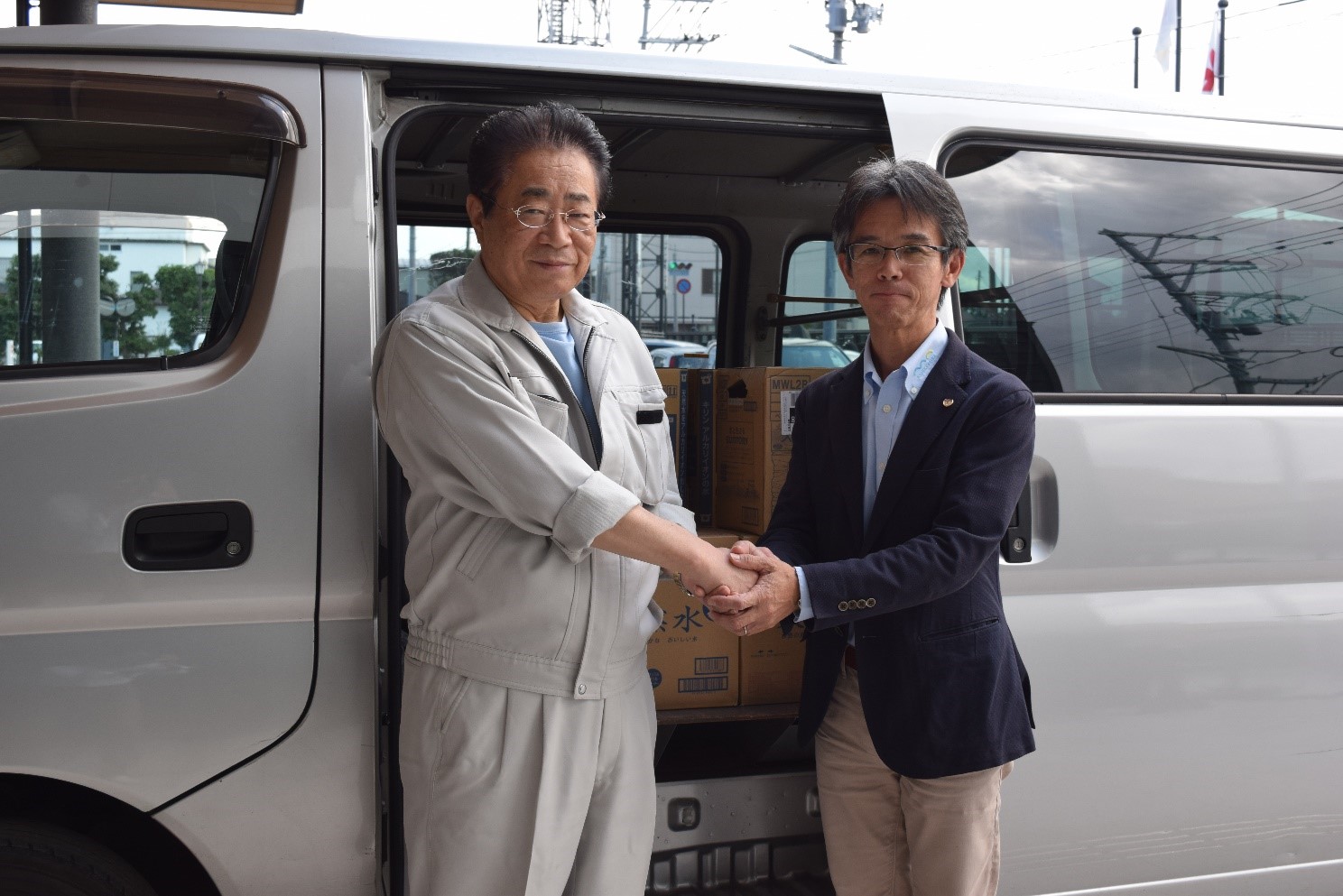支援物資を提供した長崎県佐世保市の職員と立谷市長