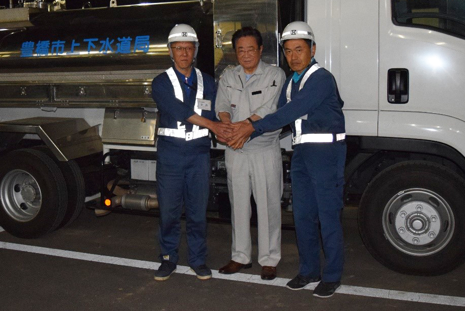 給水車を支援した中津川市の職員と立谷市長
