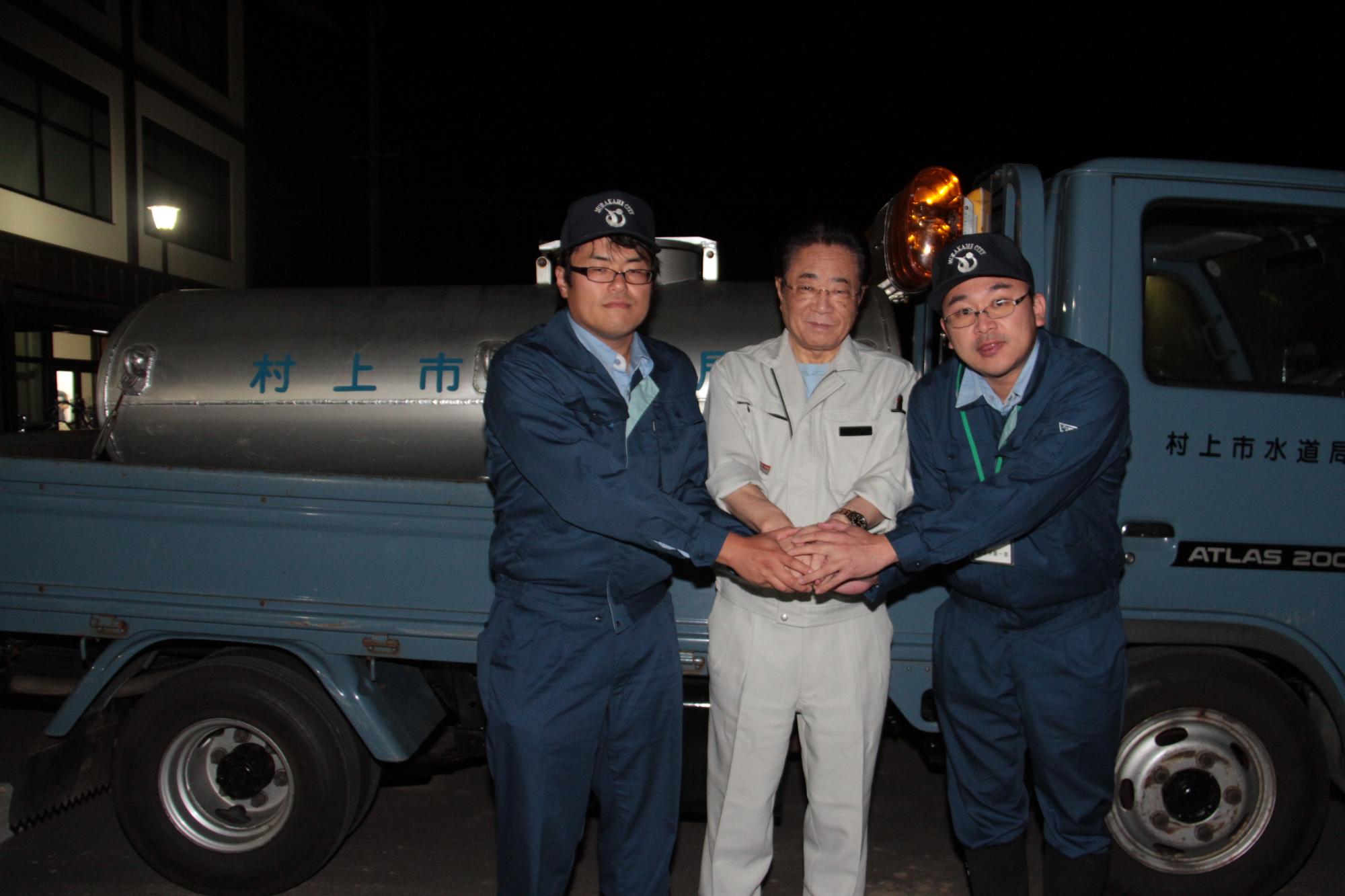 給水車を支援した新潟県村上市の職員と立谷市長
