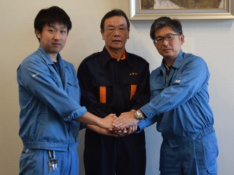 応援職員として訪れた熊本市の職員と佐藤憲男副市長