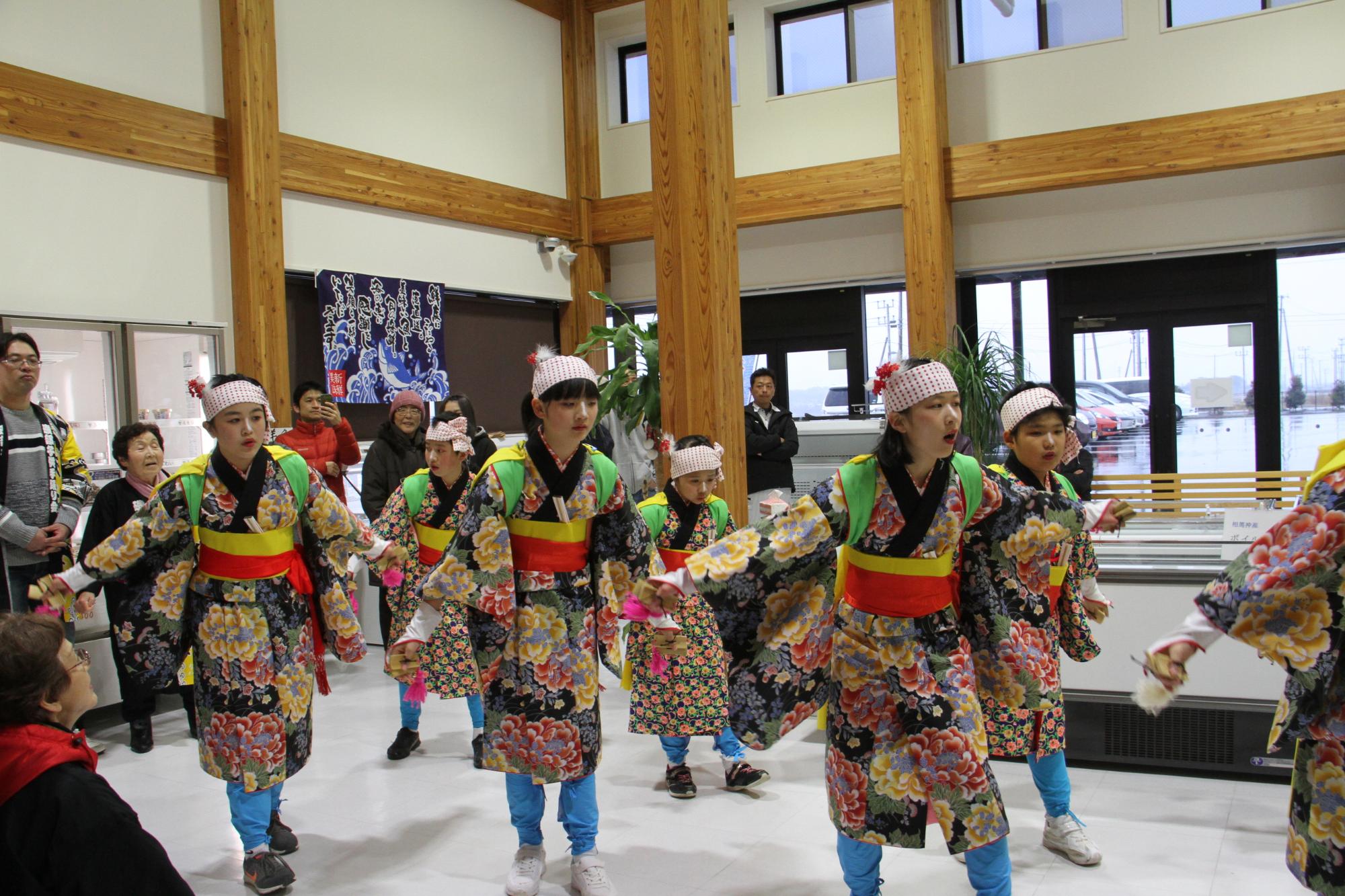 手踊りを披露する子どもたち1枚目