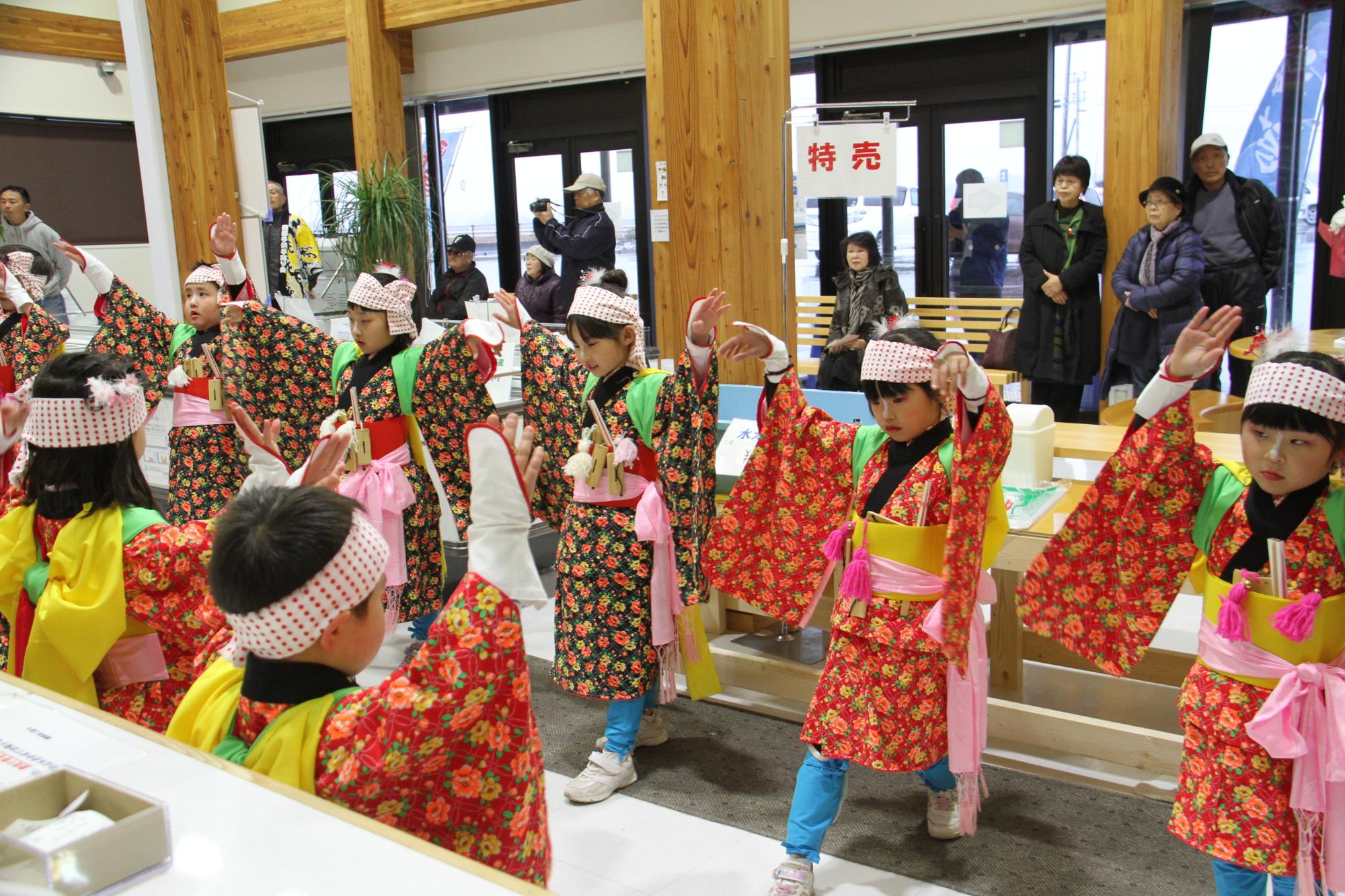 手踊りを披露する子どもたち2枚目