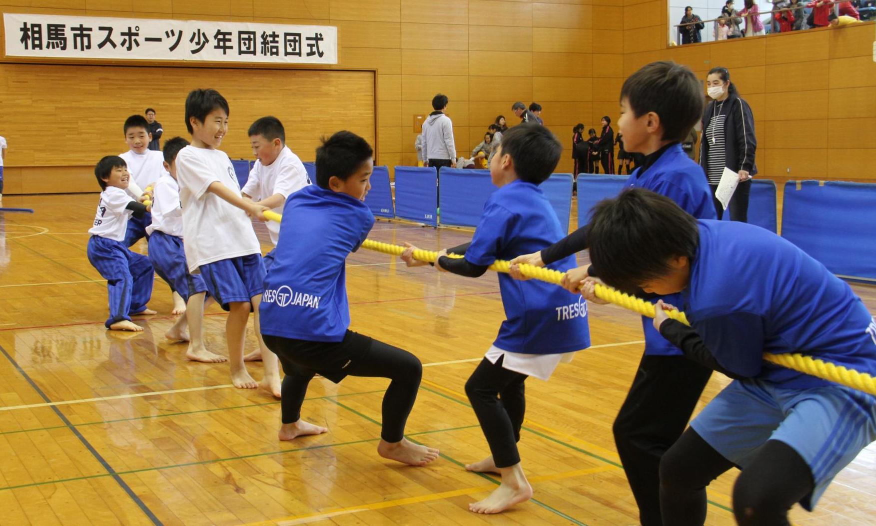 元気に綱引きする子どもたち