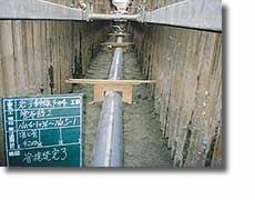 埋設された管の写真