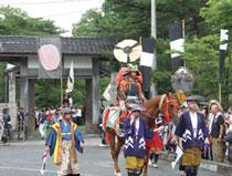 迎えの騎馬武者たちに守られて三ノ丸の屋敷から中村神社へ向かう様子の写真