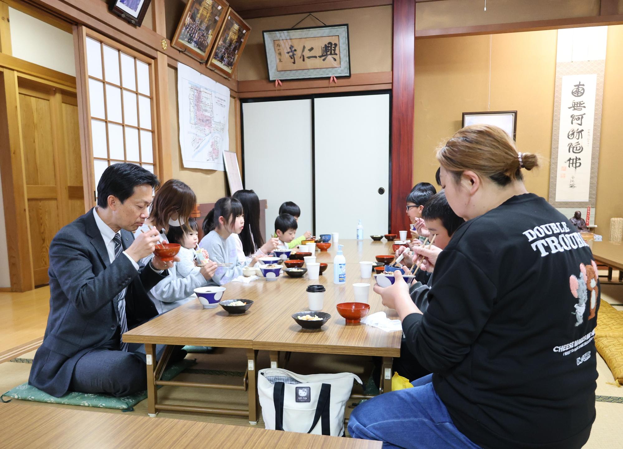 参加者の方たちと食事する阿部市長