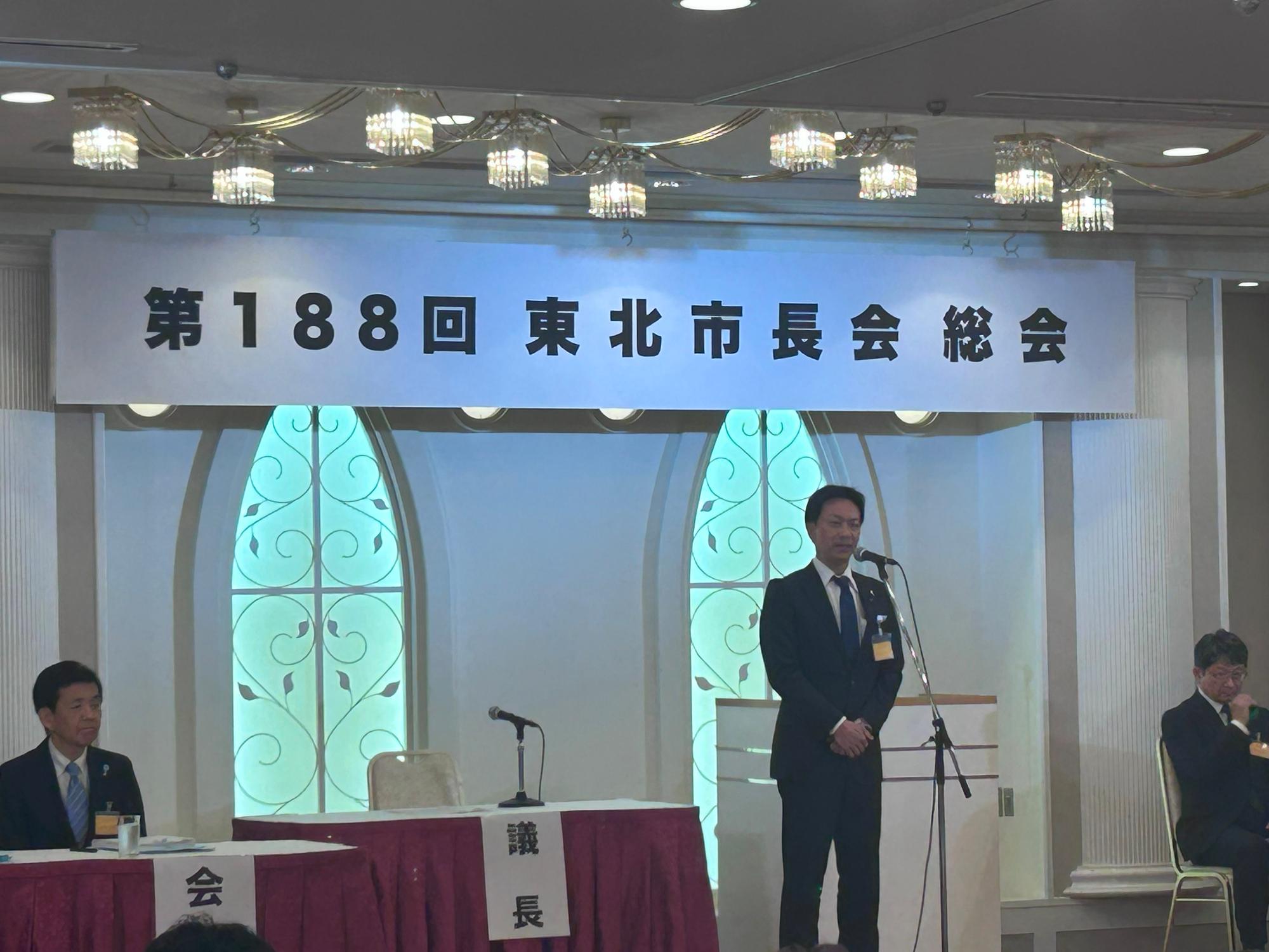 あいさつする市長