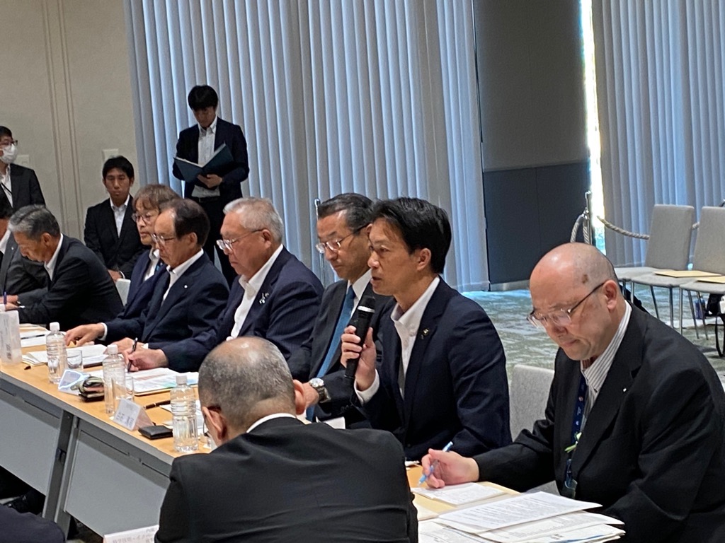 意見発表する市長