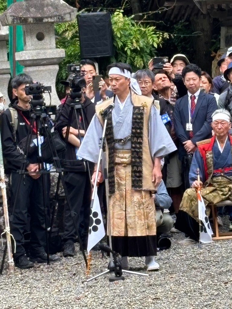 あいさつする市長