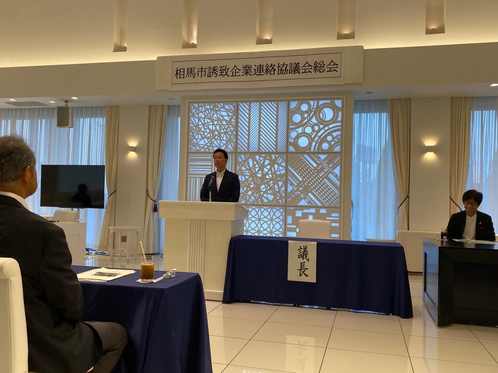 あいさつする市長