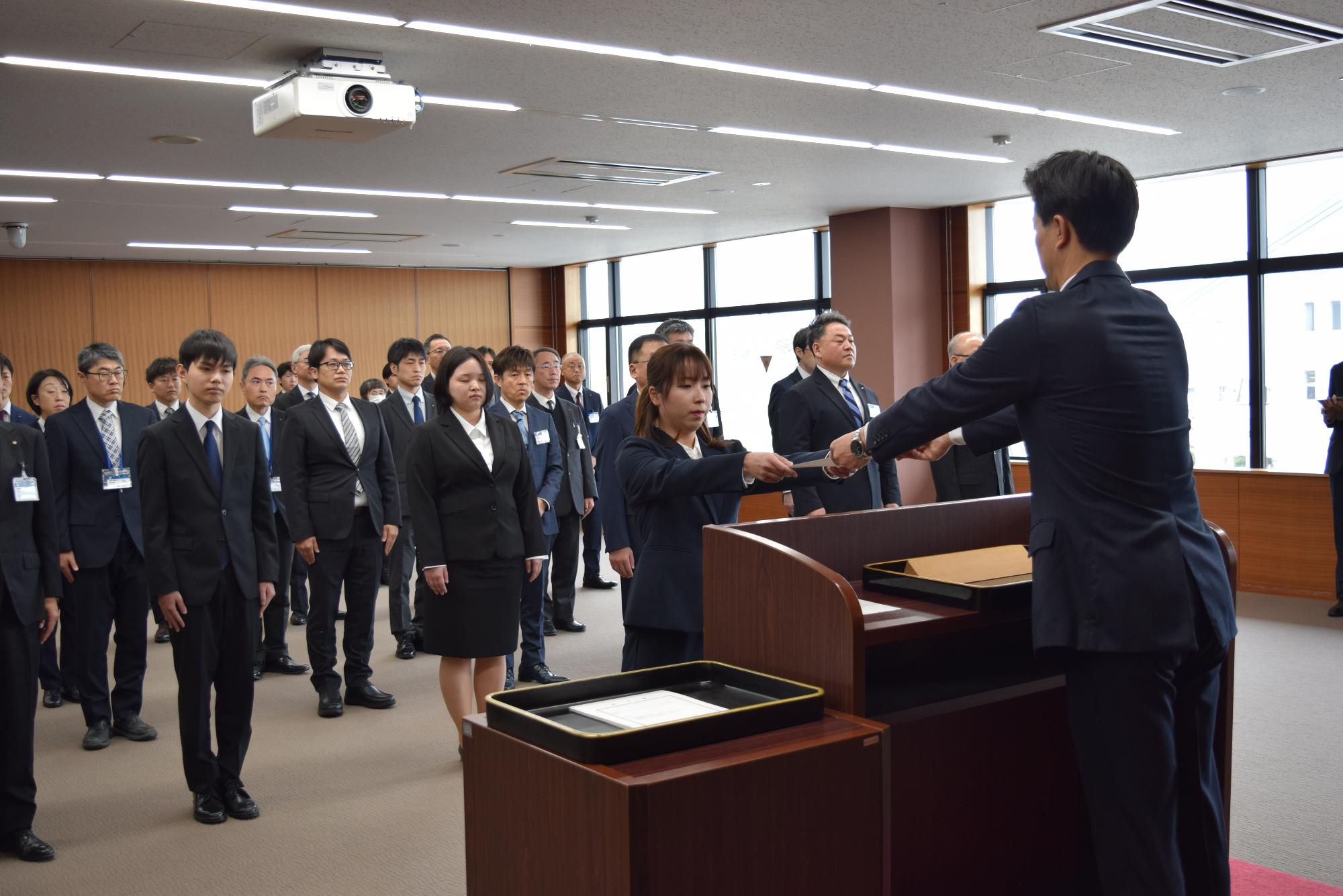 辞令書を交付する市長