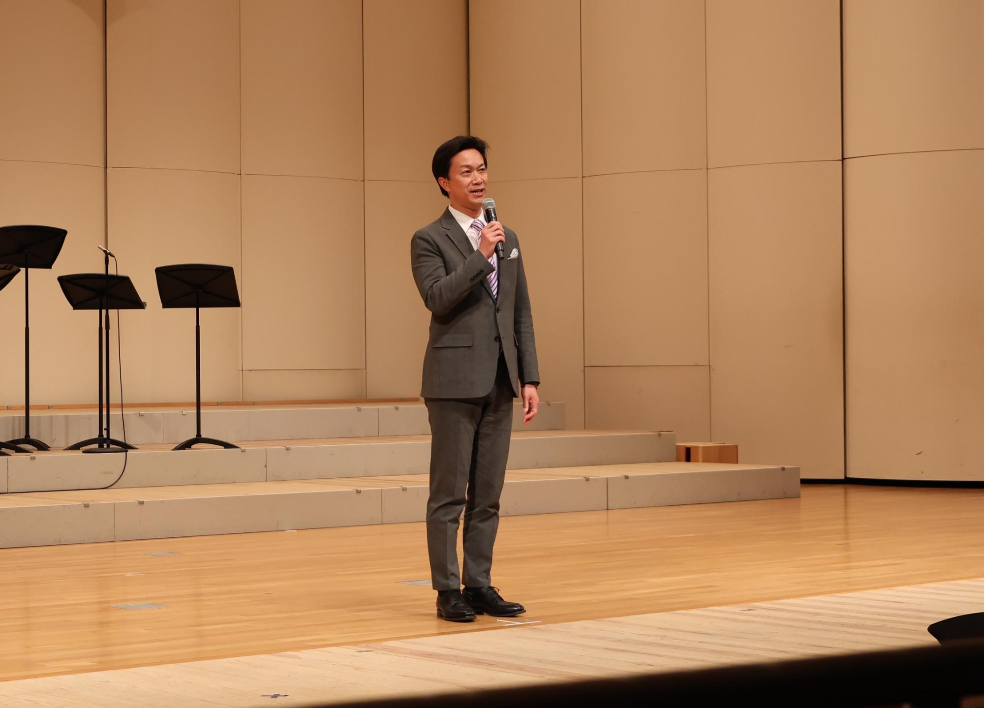 あいさつする市長